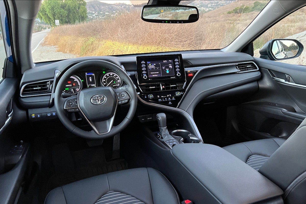 Toyota Camry 2023 - внешний вид
